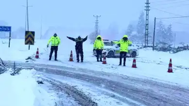 Bolu Dağı Geçişi Kapandı: Yoğun Kar ve Kazalar
