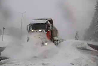 Yoğun Kar Yağışı Dağ Yolunda Ulaşımı Felç Etti