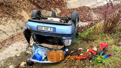 Bolu'da Araç Su Kanalına Devrildi, Sürücü Yaralandı