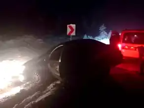 Bolu'da Gizli Buzlanma: Araç Şarampolde Asılı Kaldı