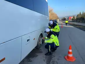 Bolu'da Kış Lastiği Denetimi: İşçi Servislerine Ceza Yağdı