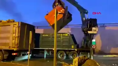 Bolu'da Kamyon Yükü Alt Geçide Takıldı, Yol Kapandı