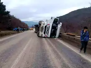 Bolu'da Kömür Yüklü Tır Devrildi: Trafik Durdu!