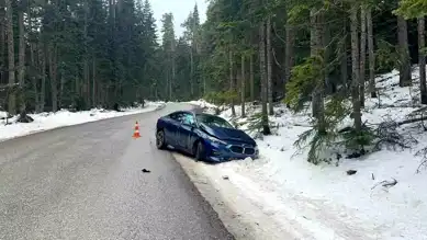 Bolu'da Lüks Araç Karlı Alana Saplandı!
