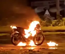 Motosiklet Yanarak Küle Döndü!