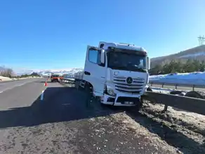 TEM Otoyolunda Tır Kazası: Sürücü Uykusundan Mı Kaynaklandı?