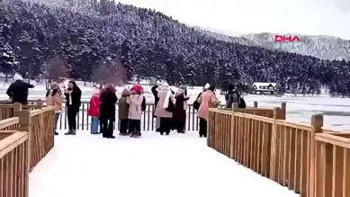 Bolu Gölcük: Buz Tutmuş Göl Ziyaretçileri Cezbediyor!
