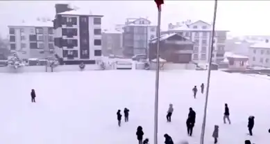 Gerede'de Kar Keyfi: Öğrenciler Müdürün Sürpriziyle Kar Topu Savaşına Daldı!