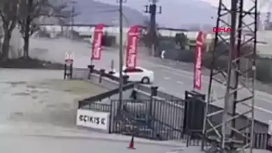 Mudurnu'da Korkunç Kaza: Sürücü Mucizevi Şekilde Kurtuldu!