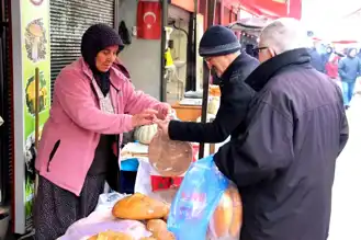 Bolu'da 66 Yaşındaki Nazile Teyze'nin Sıcak Ekmekleri