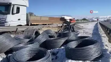 Tır Şoförü Uykusunda Bariyerlere Çarptı