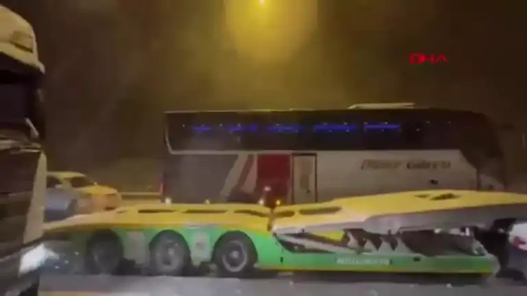 Anadolu Otoyolu'nda Kar Yağışı Ulaşımı Kesti