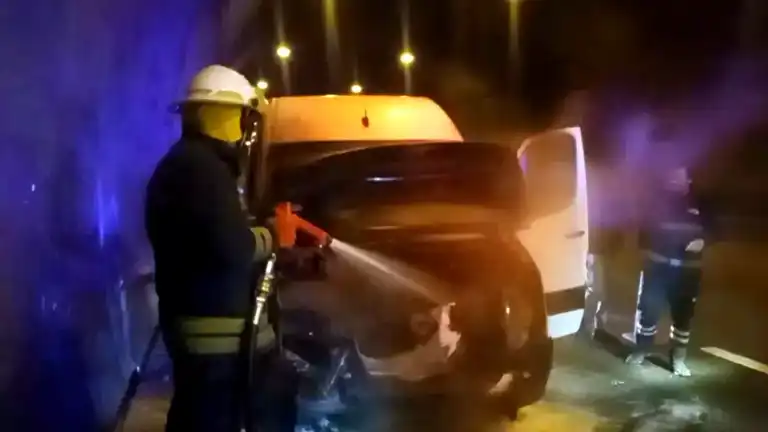 Bolu Dağı Tüneli'nde Minibüs Yanıyor!