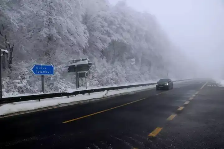 Bolu Dağı'nda Kar ve Yoğun Sis! Görüş Mesafesi 30 Metreye Düştü