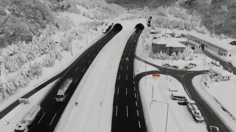 Bolu Dağı'nda Kar Temizliği: Trafik Kısıtlaması