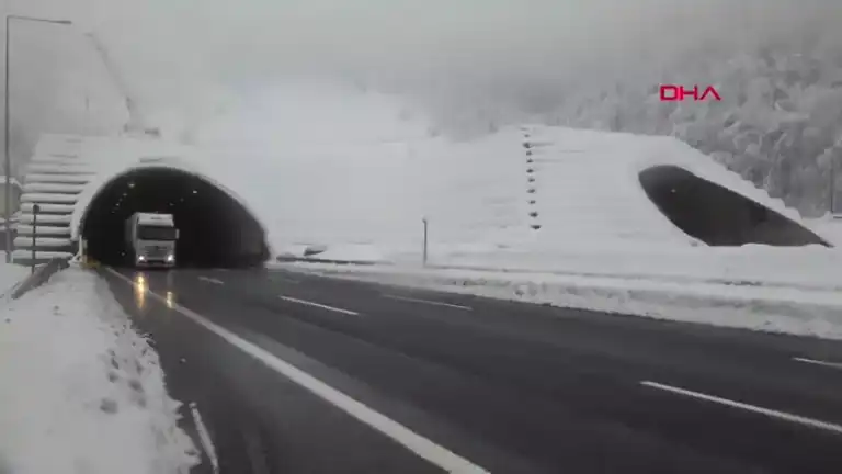 Bolu Dağı'nda Kar Yağışı Sonrası Trafik Akışı Düzenlendi