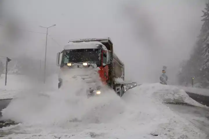 Yoğun Kar Yağışı Dağ Yolunda Ulaşımı Felç Etti
