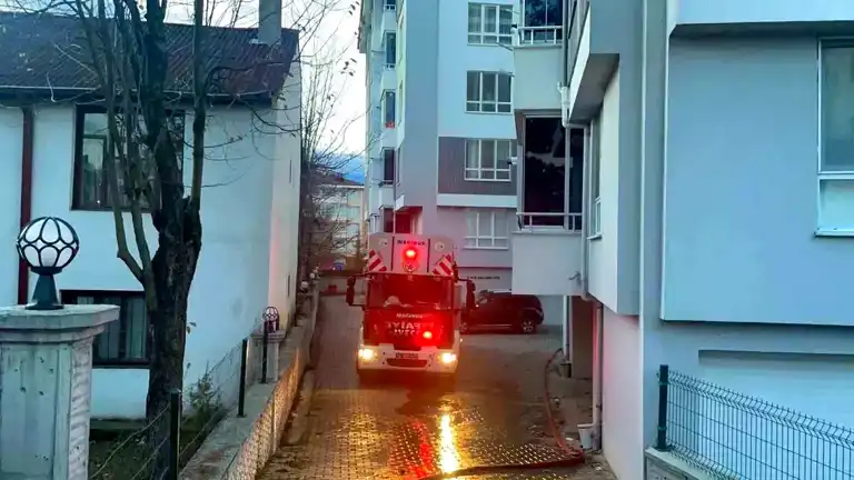 Doğalgaz Kombi Yangını: 3 Kişi Yaralandı