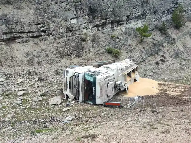 Bolu Göynük'te Kamyon Kazası: Sürücü Yaralandı