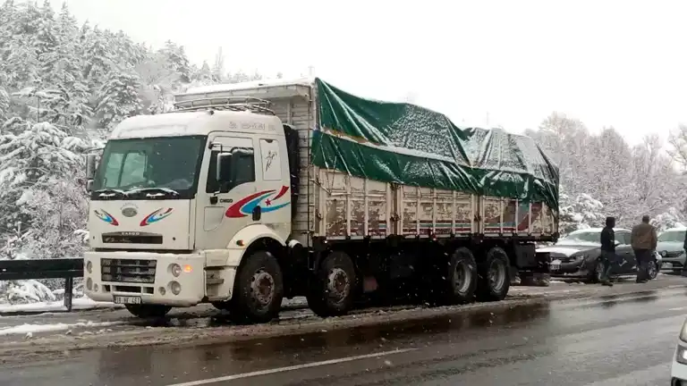 Bolu'da Kar Yağışı: Anadolu Otoyolu'nda 3 Kaza!