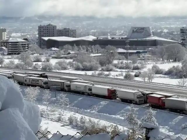 Kar Yağışı TEM Otoyolunu Kapatıverdi!