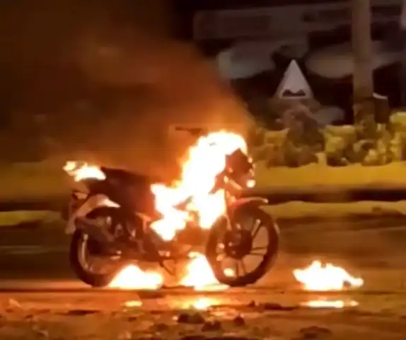 Motosiklet Yanarak Küle Döndü!