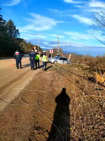 Bolu Abant Yolu'nda Trafik Kazası: Elektrik Direği Devrildi
