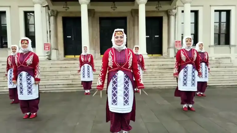 Öğretmenlerden Halk Oyunları Şöleni!