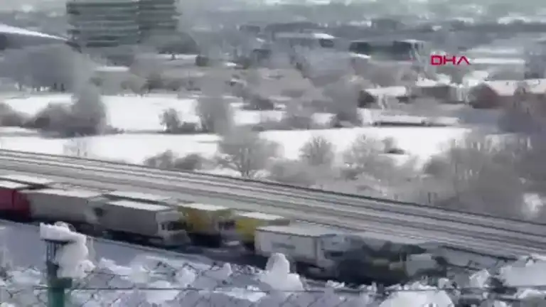 TEM Otoyolu'nda Kar Yağışı Trafiği Durdurdu