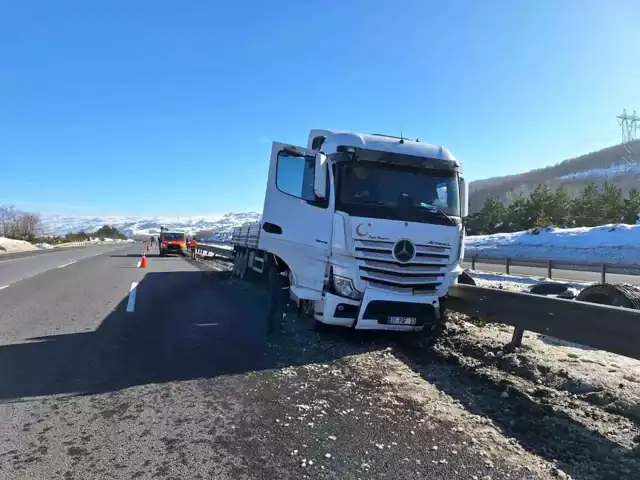 TEM Otoyolunda Tır Kazası: Sürücü Uykusundan Mı Kaynaklandı?