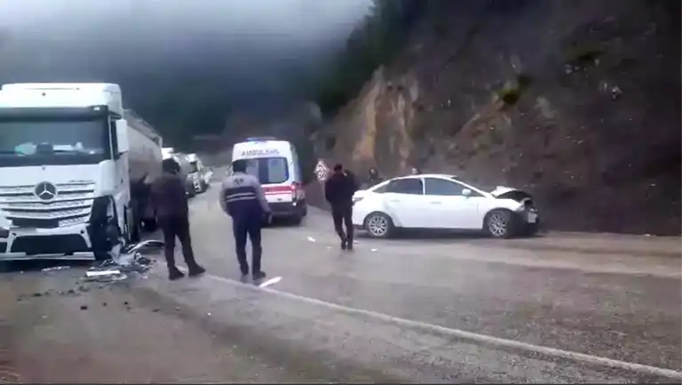 Bolu'da Tır-Otomobil Kazası: 4 Yaralı