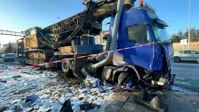 Bolu'da Tır Kazası: Sinyal Direği Yıkıldı