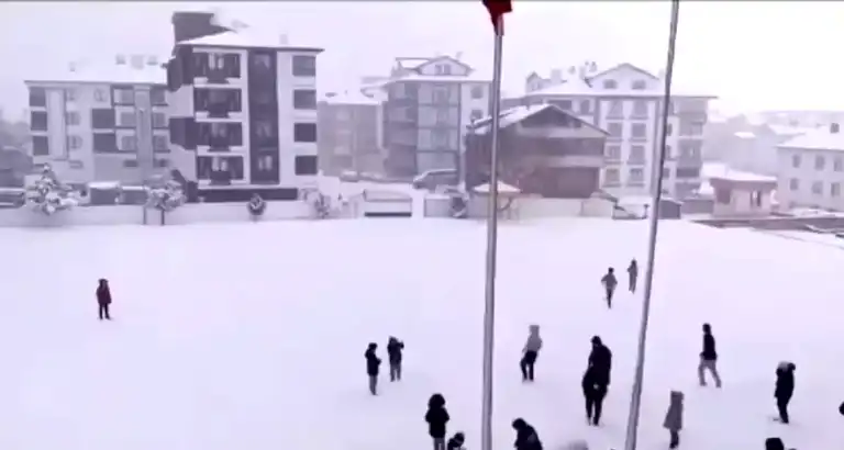 Gerede'de Kar Keyfi: Öğrenciler Müdürün Sürpriziyle Kar Topu Savaşına Daldı!