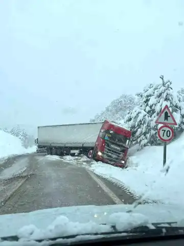 Göynük'te Kar Lastiği Olmayan Tır Kazası Trafiği Felç Etti