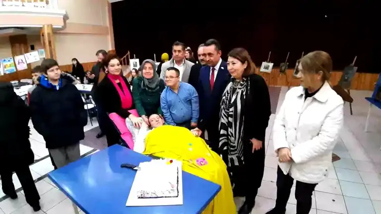 Mudurnu'da Özel Öğrenciler Resim Sergisi Açtı