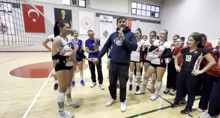 Voleybol Maçında Romantik Evlilik Teklifi!