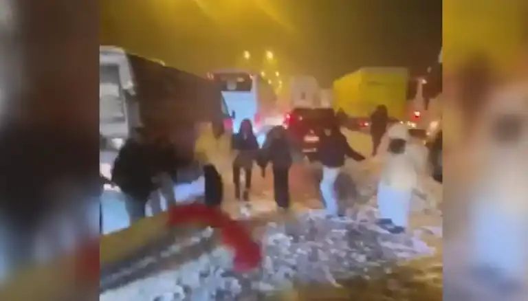 Kar Yağışında Yol Kalanlar Halay Çekti!